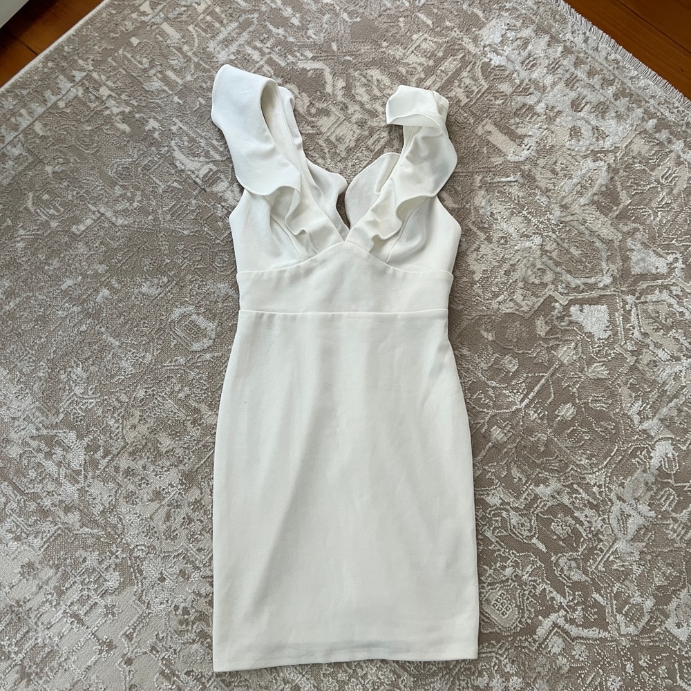 Lulu’s white dress